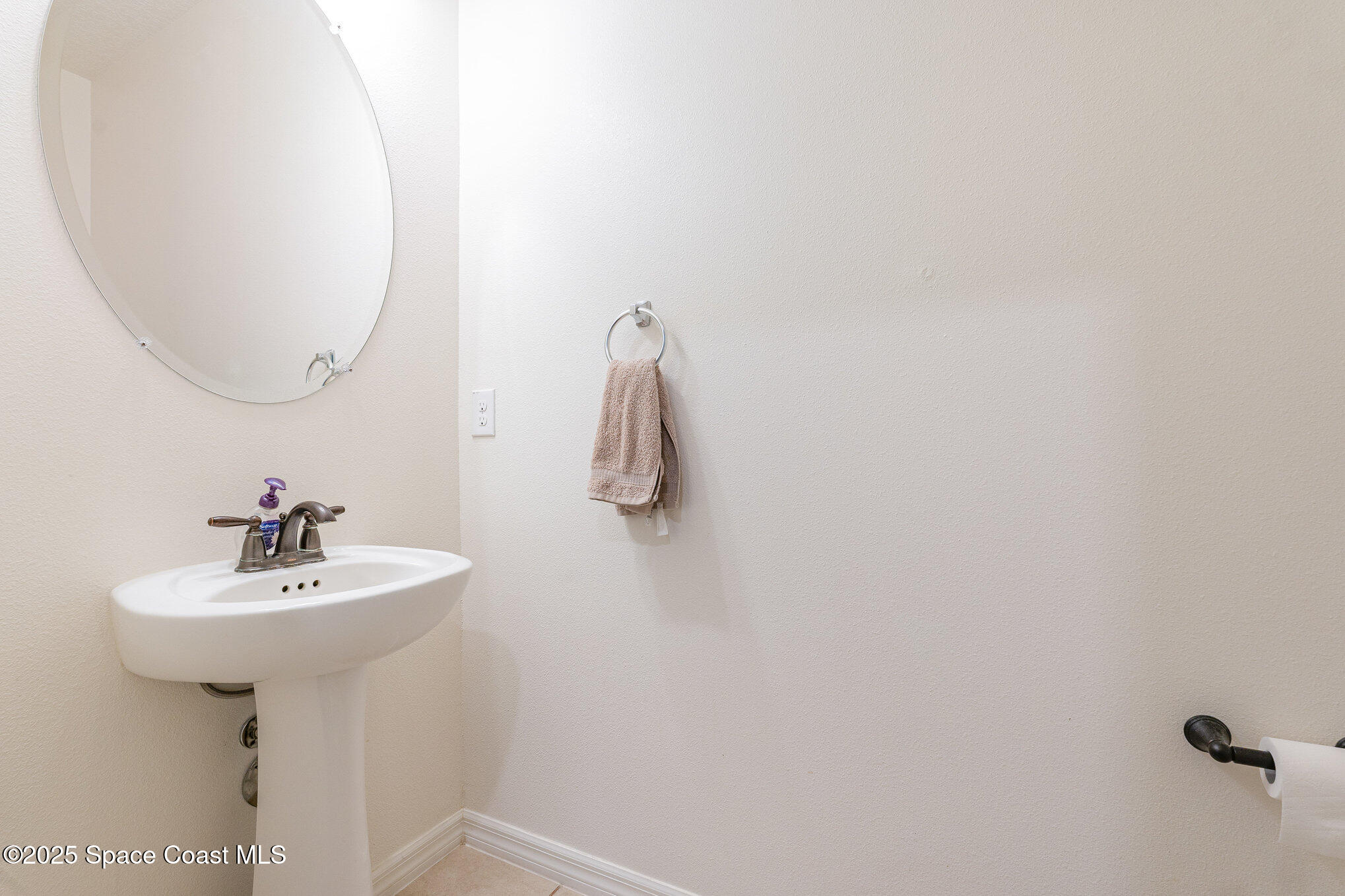 352 Gordon Road Northwest Palm Bay, FL 32907 - Photo 17 of 71 a bathroom with a sink a mirror and vanity