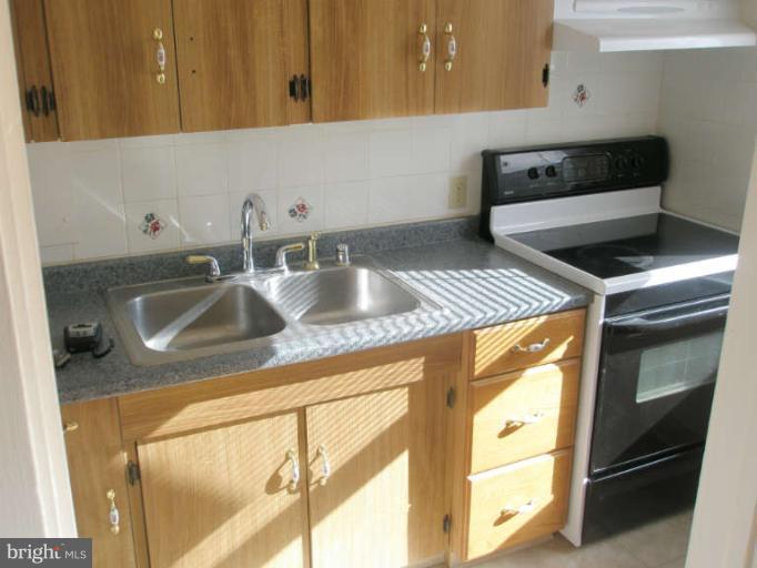 7 Research Road, Unit U Greenbelt, MD 20770 - Photo 2 of 10 Kitchen