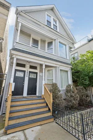 $2,000 | 1655 West Irving Park Road, Unit 1R, Chicago, IL 60613