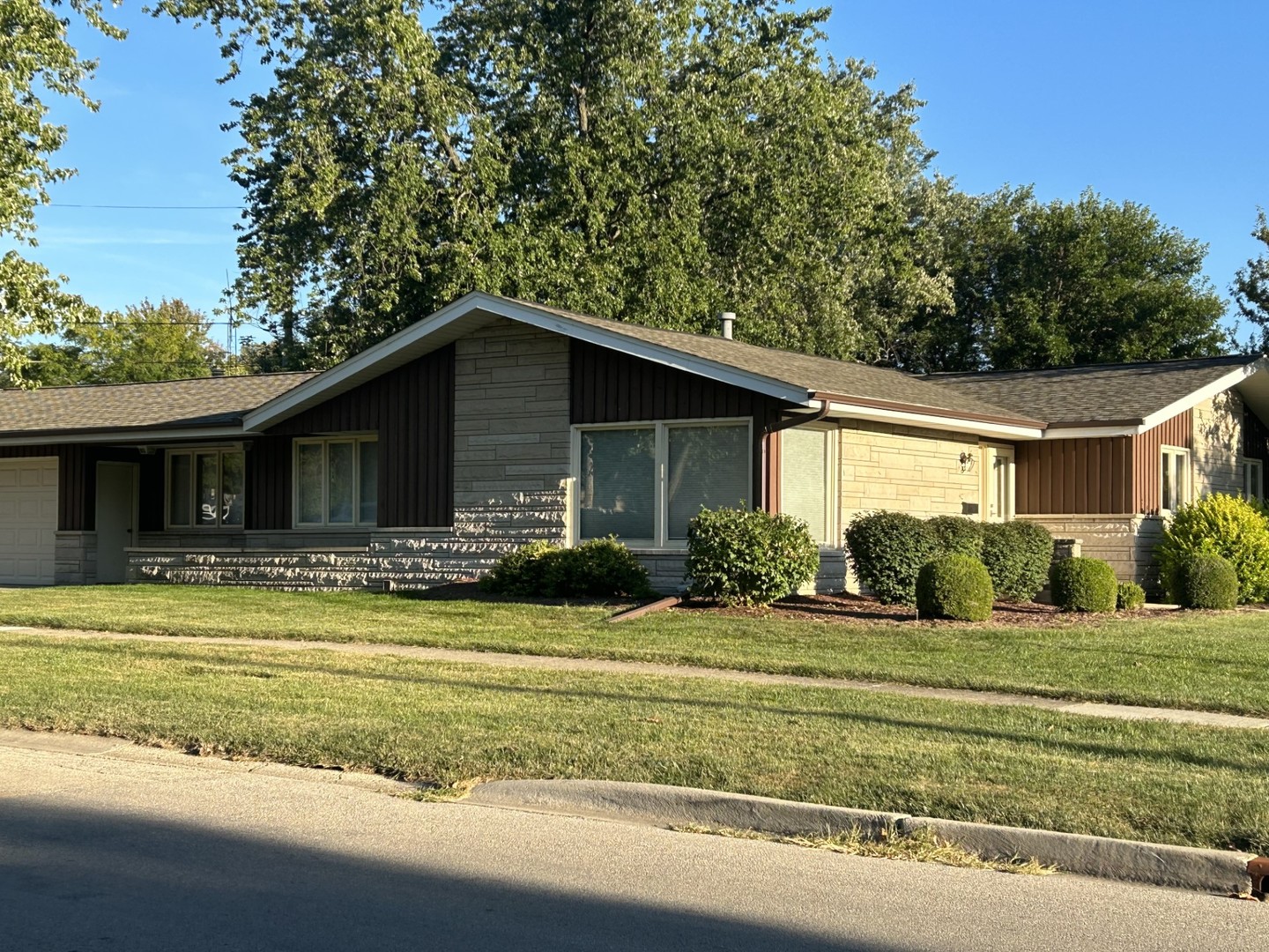 900 Read Street Lockport, IL 60441 - Photo 1 of 23 a view of a house with a big yard