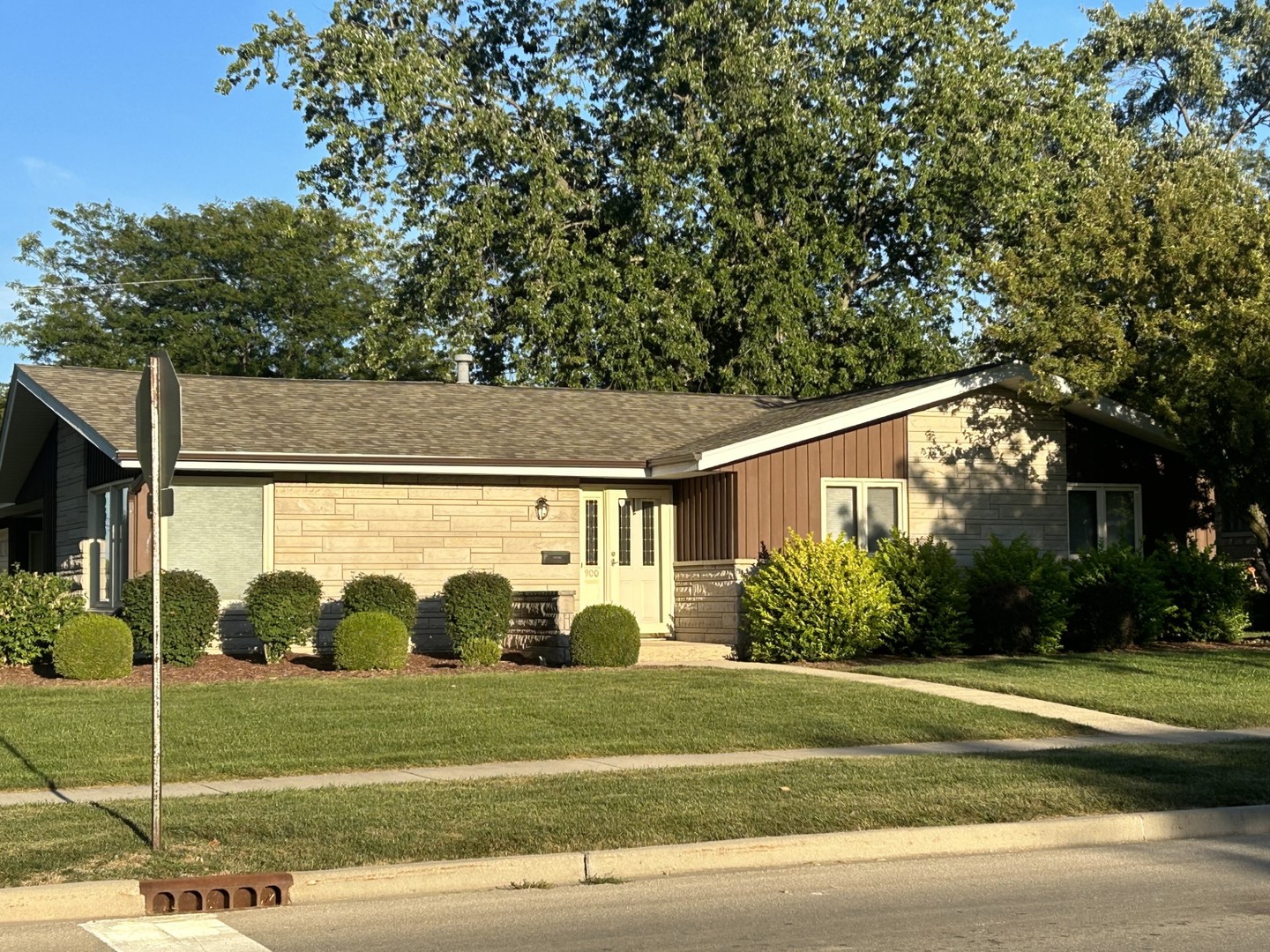 900 Read Street Lockport, IL 60441 - Photo 2 of 23 a view of a yard in front view of a house