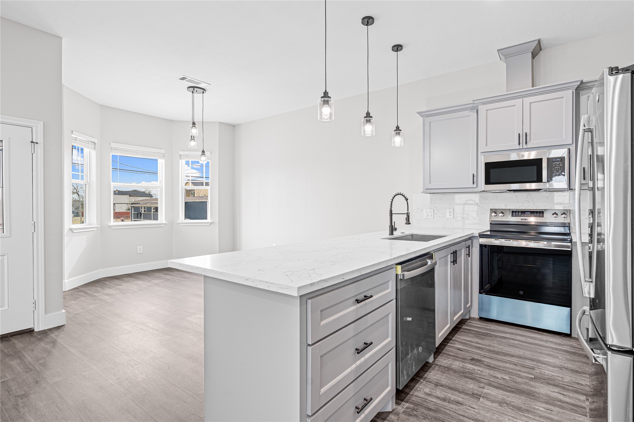 3821 Easy Street, Unit B Houston, TX 77026 - Photo 5 of 10 a kitchen with stainless steel appliances a sink stove and refrigerator