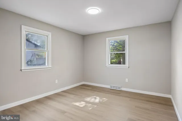 a view of empty room with window