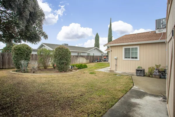 a view of a backyard