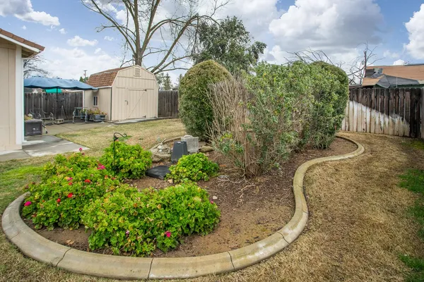 a view of a house with backyard