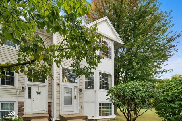 $290,000 | 311 Hidden Creek Lane, Unit 311, North Aurora, IL 60542