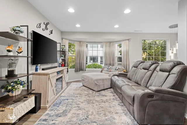 $290,000 | 311 Hidden Creek Lane, Unit 311, North Aurora, IL 60542