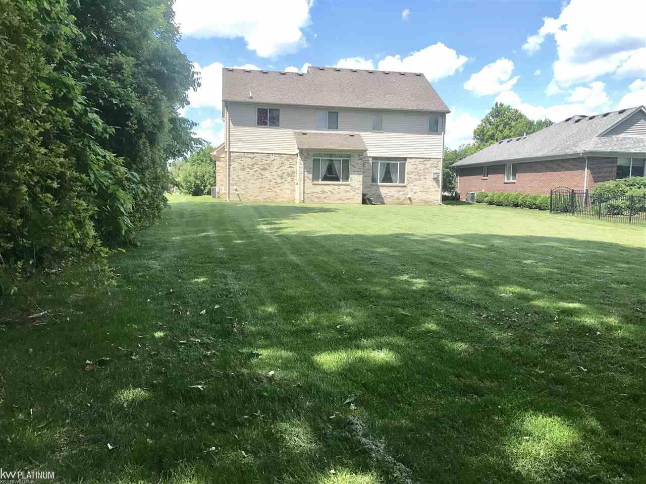 22446 Brantingham Road Macomb, MI 48044 - Photo 22 of 28 31378558-21.JPG