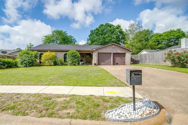 $275,000 | 529 Northwest Jayellen Avenue, Burleson, TX 76028