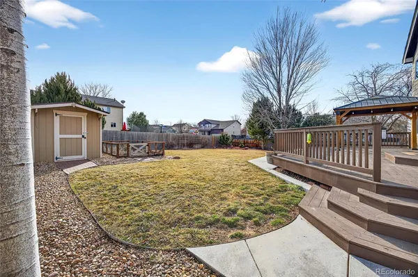 a view of a house with backyard