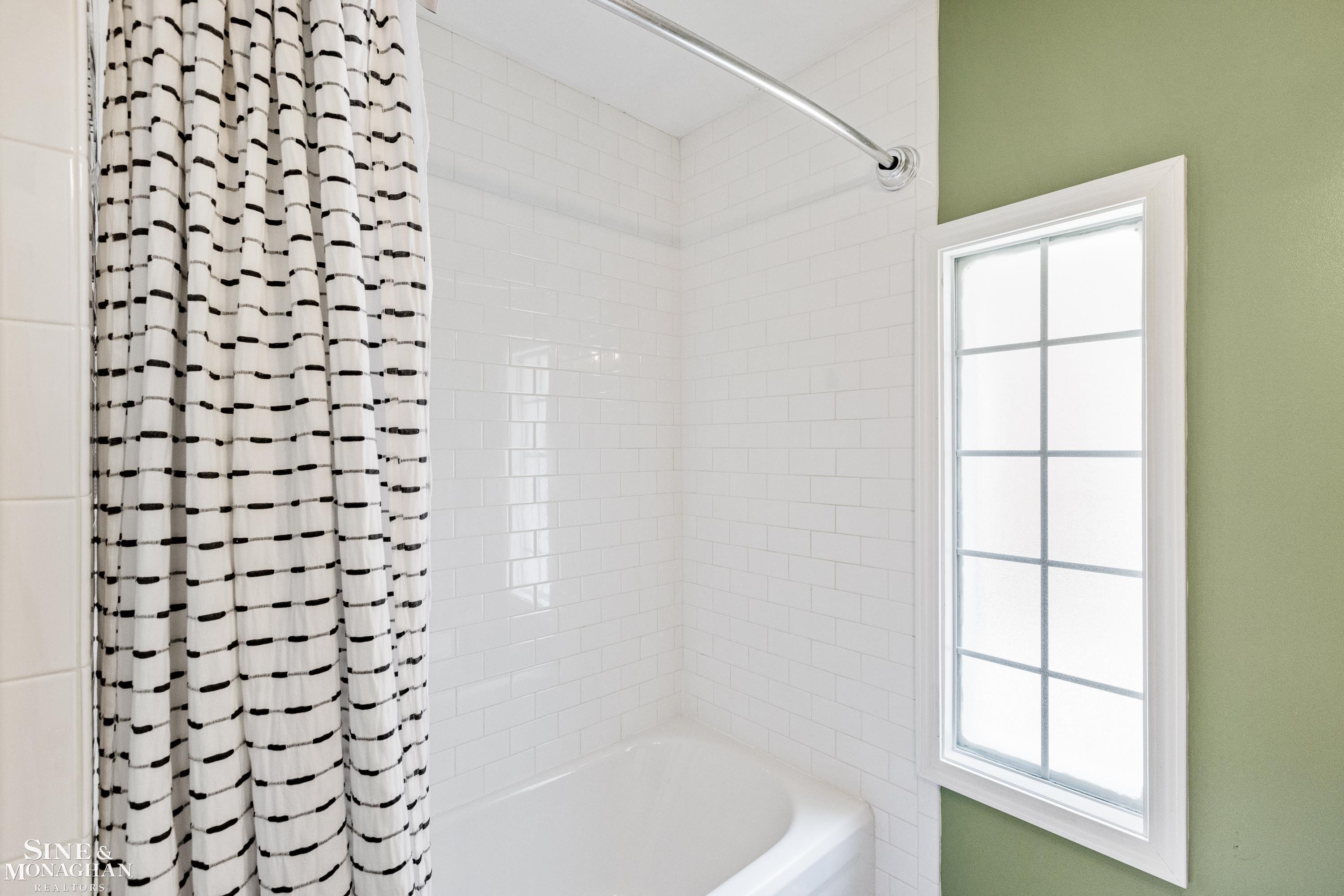 1253 Roslyn Road Grosse Pointe, MI 48236 - Photo 21 of 34 50153114-757c99b3-c91d-4585-b426-441909da6e5a.JPG