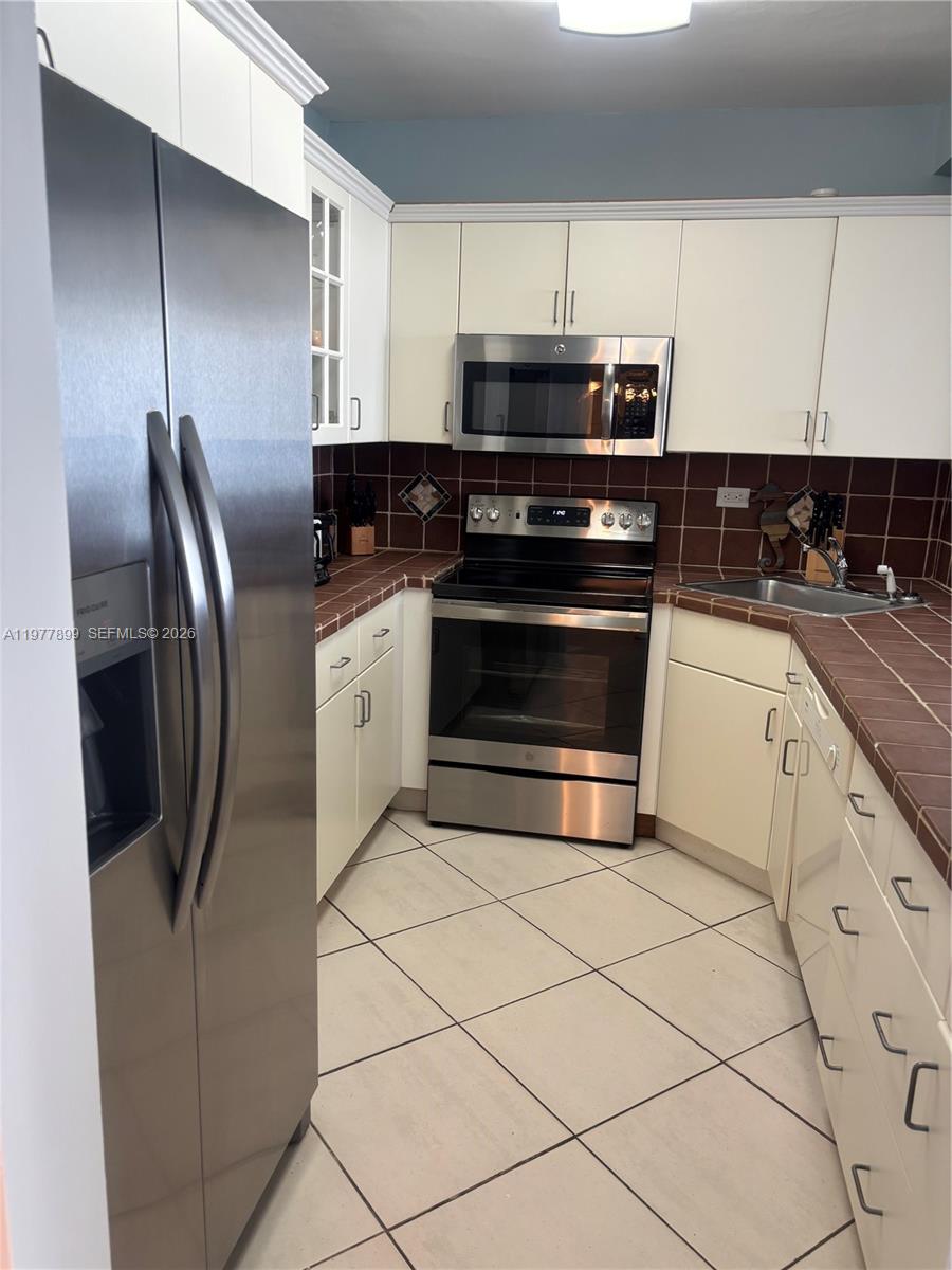 5601 Collins Avenue, Unit 505 Miami Beach, FL 33140 - Photo 8 of 23