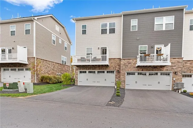 a view of residential houses with a yard