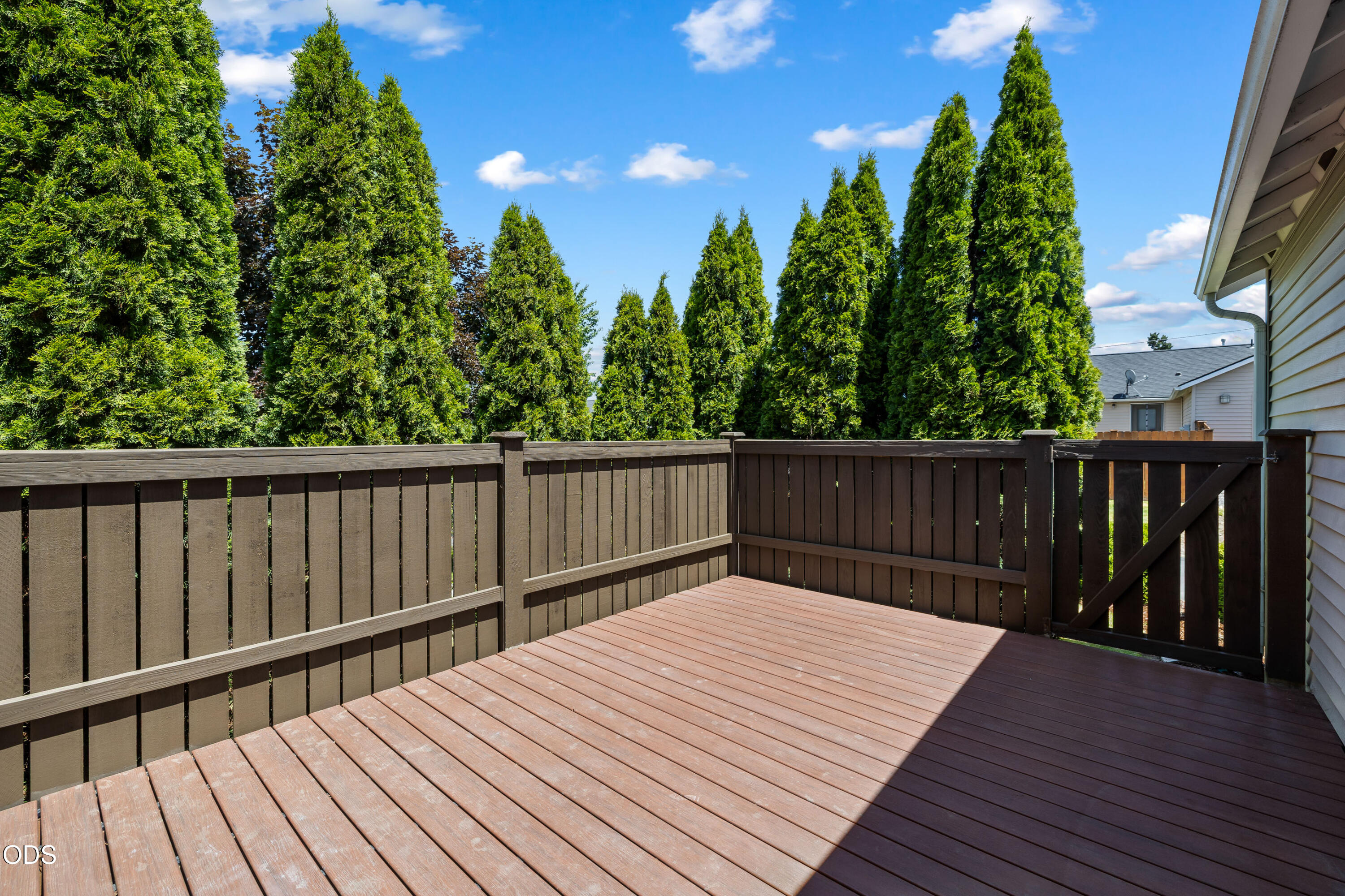 20535 Sunderland Way Bend, OR 97701 - Photo 36 of 41 a view of balcony with wooden floor and fence
