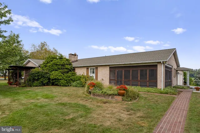 a view of a house with backyard and garden
