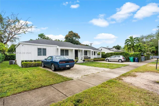 a view of a yard in front of house
