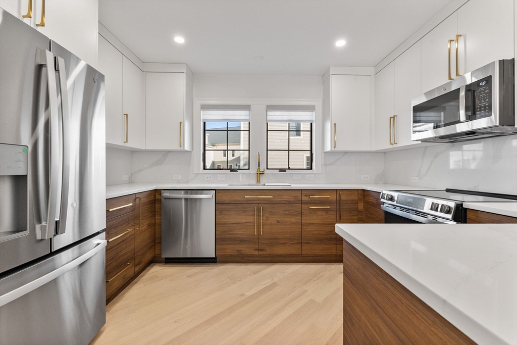 7 Chatham Way, Unit 7A Watertown, MA 02472 - Photo 3 of 23