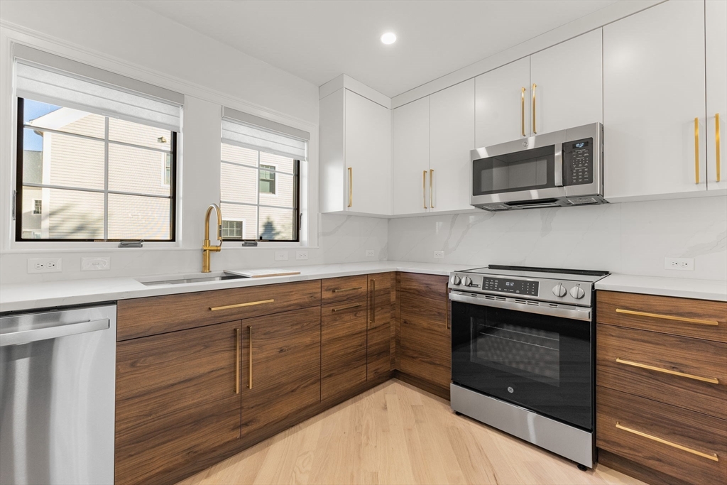 7 Chatham Way, Unit 7A Watertown, MA 02472 - Photo 4 of 23