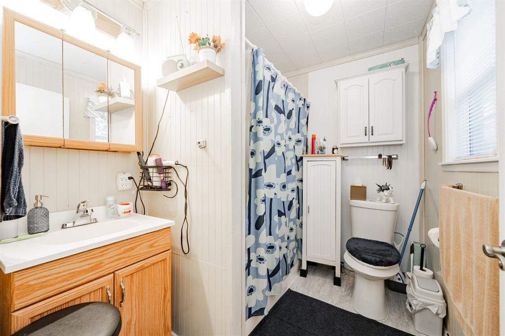 2712 Kleberg Road, Unit B Seagoville, TX 75159 - Photo 34 of 40 Guest Bath