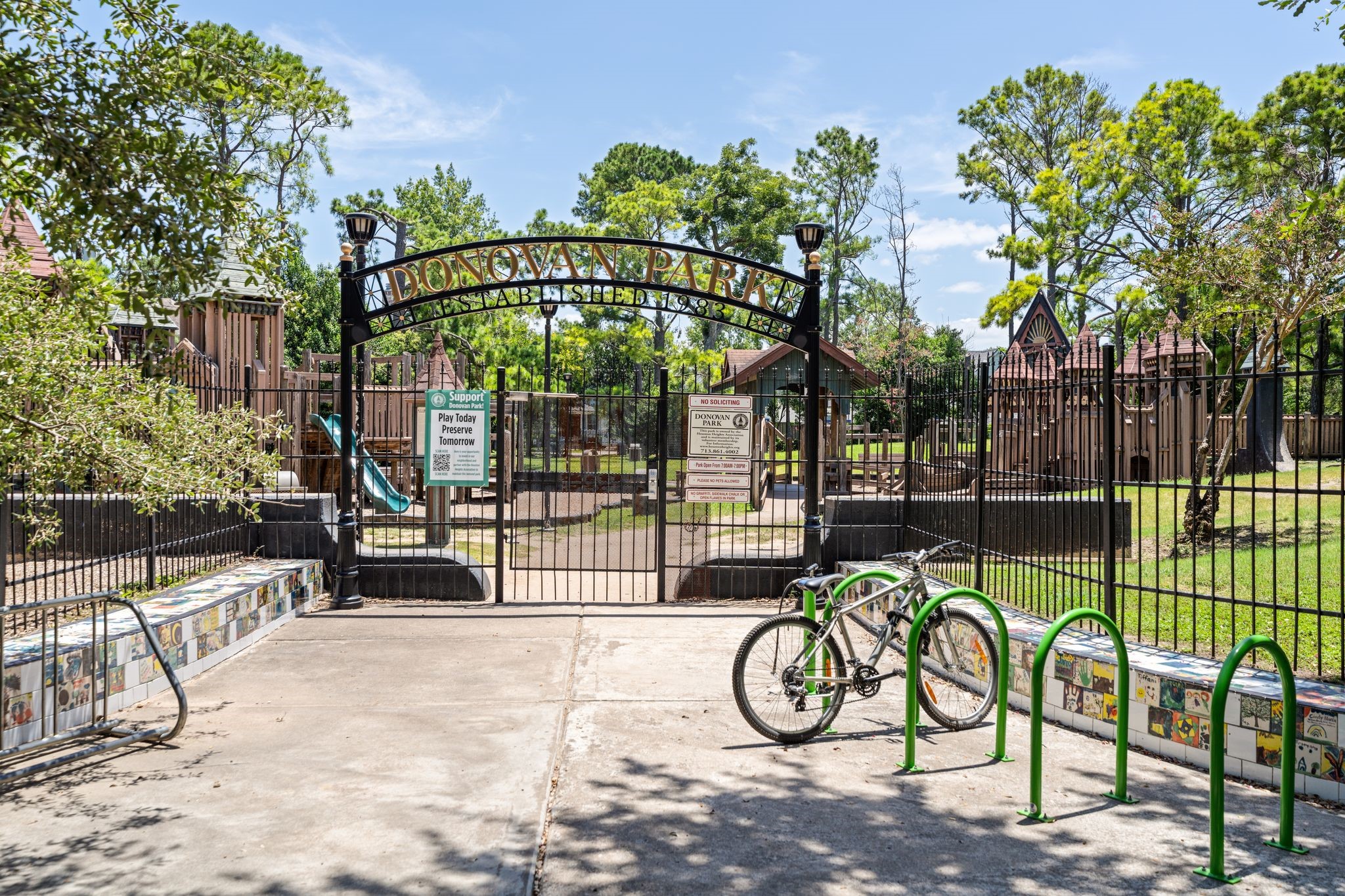 307 East 8th Street Houston, TX 77007 - Photo 31 of 35 Walking distance (2 blocks!) from Donovan Park is one of many wonderful parks in the neighborhood! You can also walk to Lawrence Park or Harvard Spark Park!