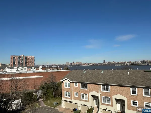 $3,850 | 200 Grand Cove Way, Unit 5M, Edgewater, NJ 07020