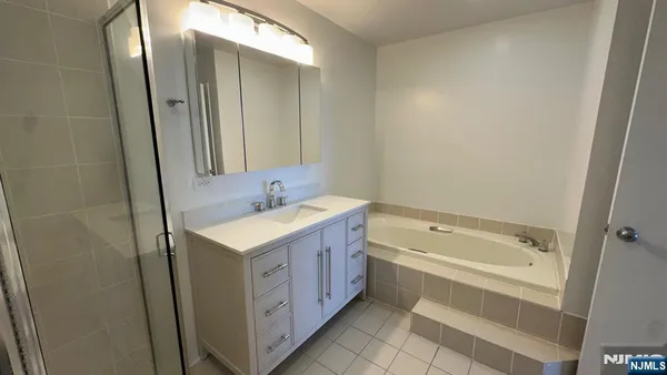 $3,850 | 200 Grand Cove Way, Unit 5M, Edgewater, NJ 07020