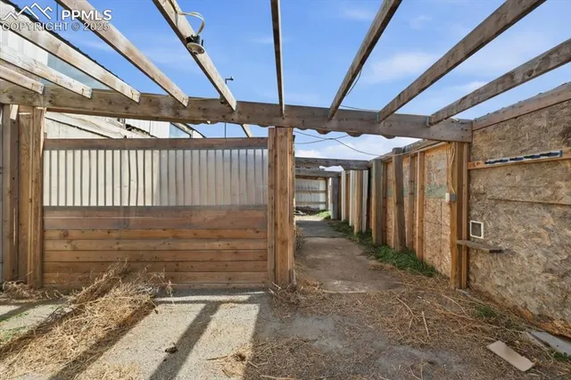 a view of a backyard