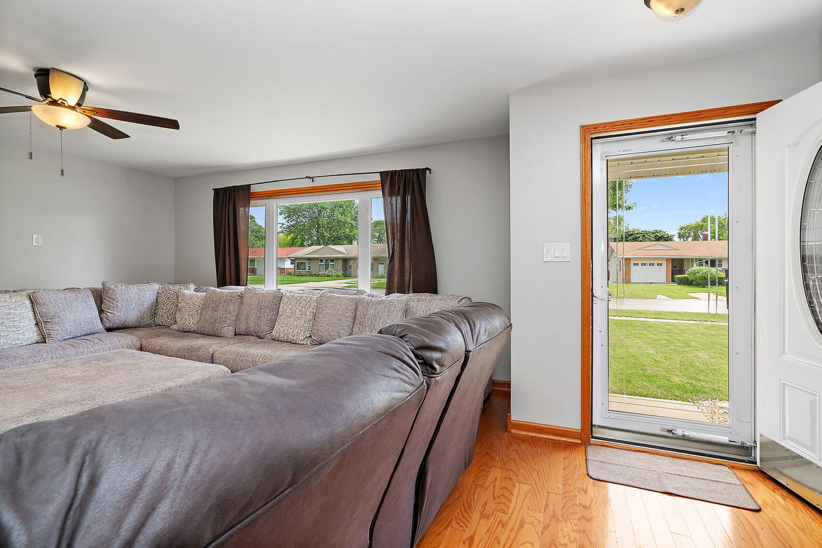 74 Ridgewood Road Elk Grove Village, IL 60007 - Photo 3 of 22 Gallery Image 3