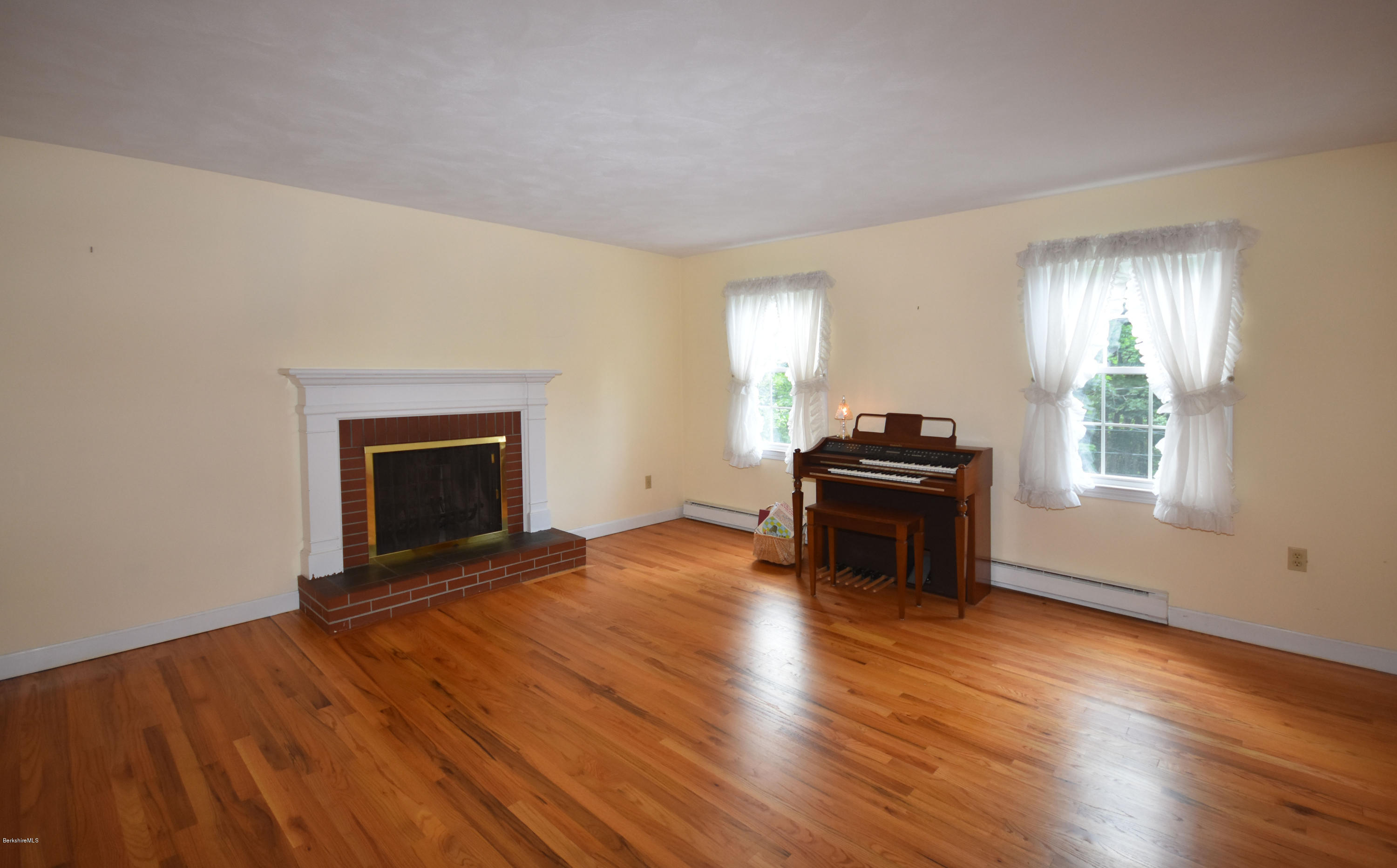 795 East New Lenox Road Pittsfield, MA 01201 - Photo 14 of 51 Living Room