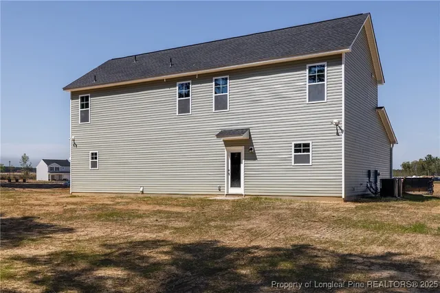 a view of a house with backyard