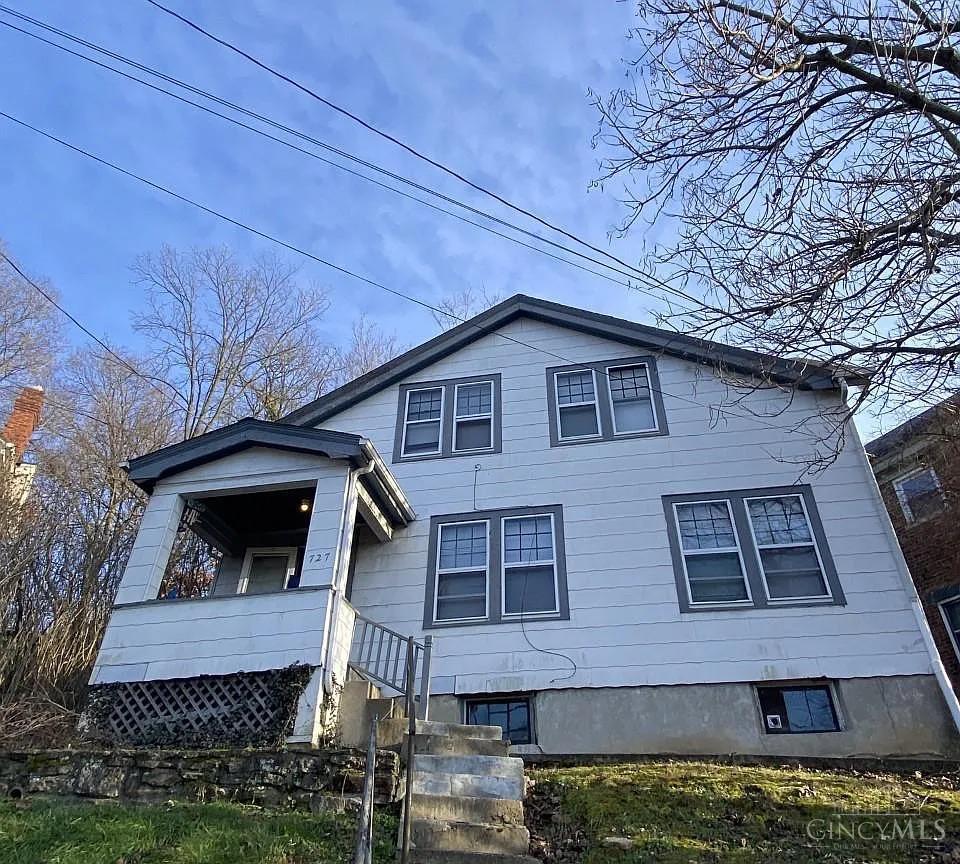 727 Riddle Road Cincinnati, OH 45220 - Photo 1 of 15