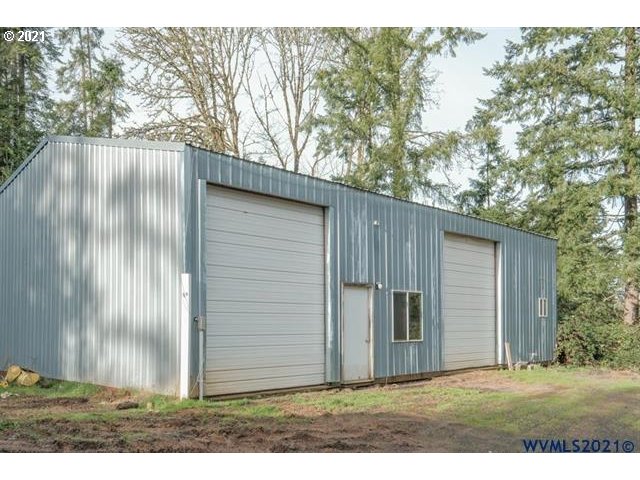 32724 Old Mill Road Lebanon, OR 97355 - Photo 20 of 32 a backyard of a house