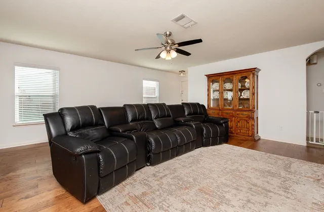 $280,000 | 216 Millers Loop, Jarrell, TX 76537