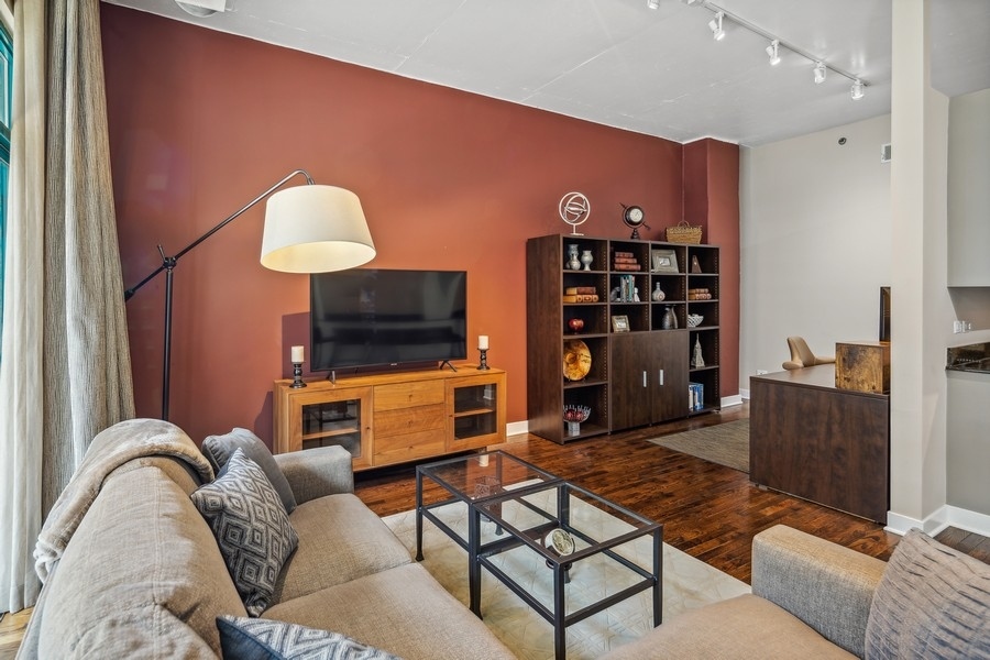910 West Madison Street, Unit 602 Chicago, IL 60607 - Photo 3 of 15 a living room with furniture