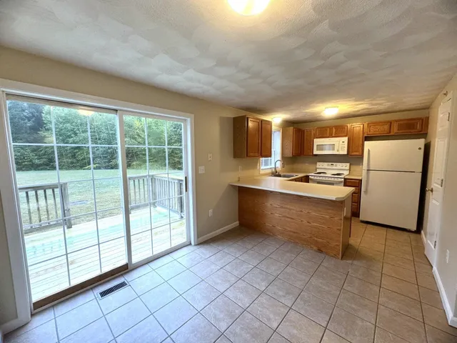 $2,250 | 75 Treaty Court, Unit 4, Fremont, NH 03044