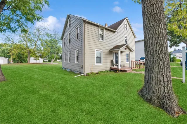 a view of a house with backyard and garden