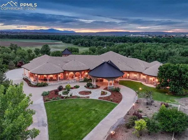 a view of a back yard