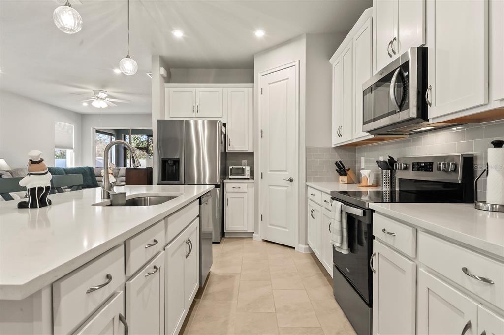 810 Ruddy Quail Place Sun City Center, FL 33573 - Photo 5 of 28