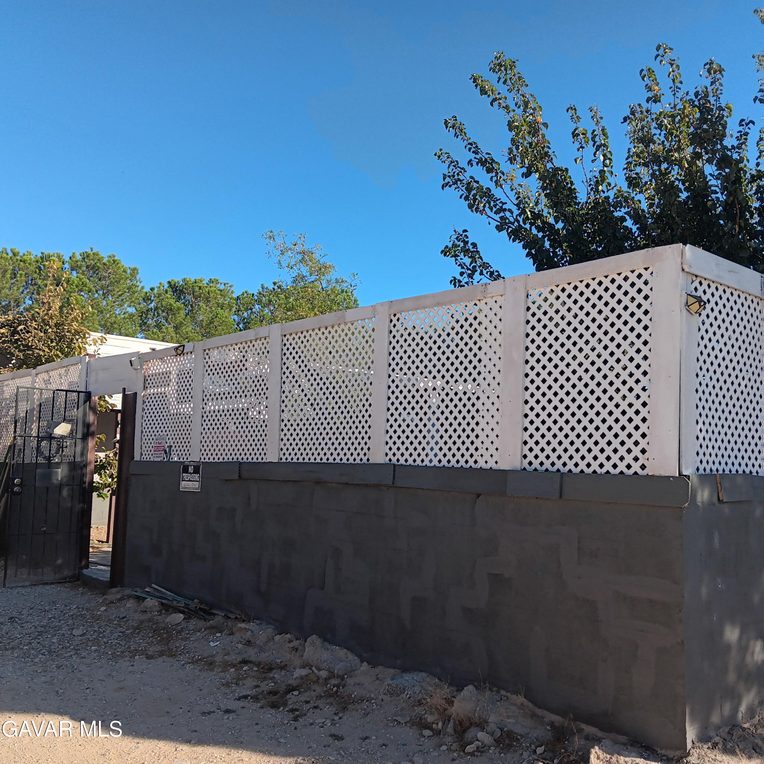 10364 15th Street Mojave, CA 93501 - Photo 4 of 15 an outdoor space with wooden fence