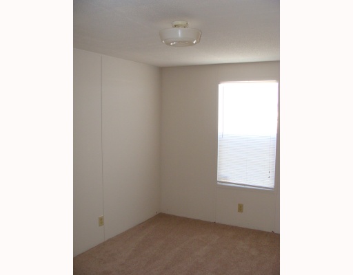 2521 Stanton Drive Corpus Christi, TX 78418 - Photo 7 of 9 a room that has a window in it