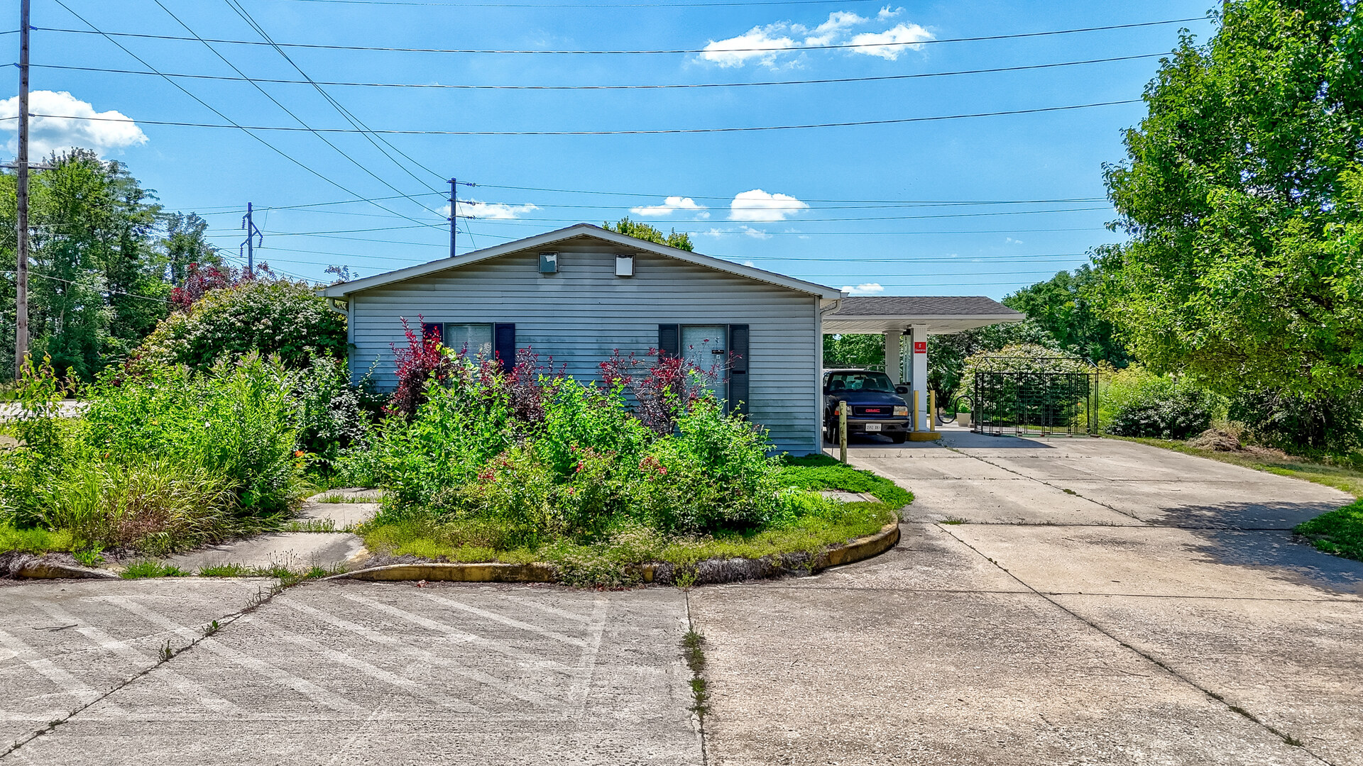 1313 Chestnut Street Ottawa, IL 61350 - Photo 28 of 30 a front view of a house with a yard and potted plants