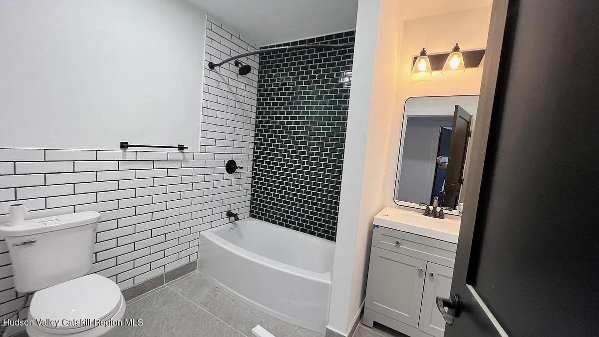 406 Main Street, Unit 2E Catskill, NY 12414 - Photo 18 of 28 a bathroom with a toilet and a bathtub