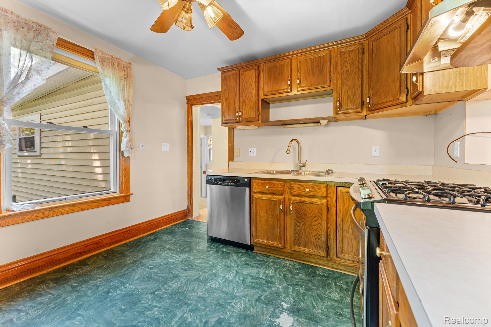 138 East Square Lake Road Troy, MI 48085 - Photo 12 of 55 16-web-or-mls-DSC01072.jpg