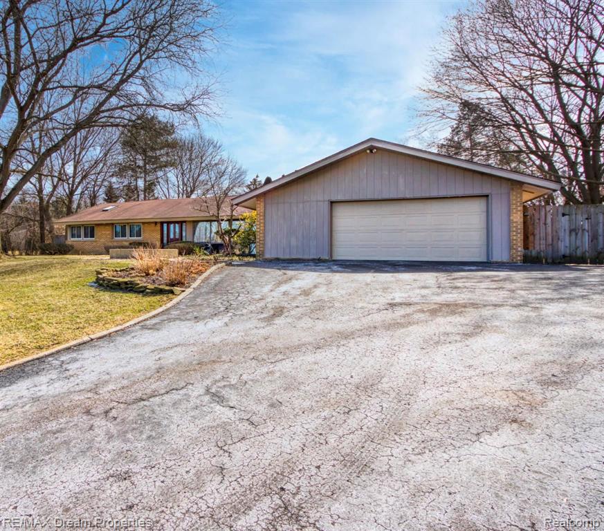 33477 Quaker Valley Road Farmington Hills, MI 48331 - Photo 2 of 23