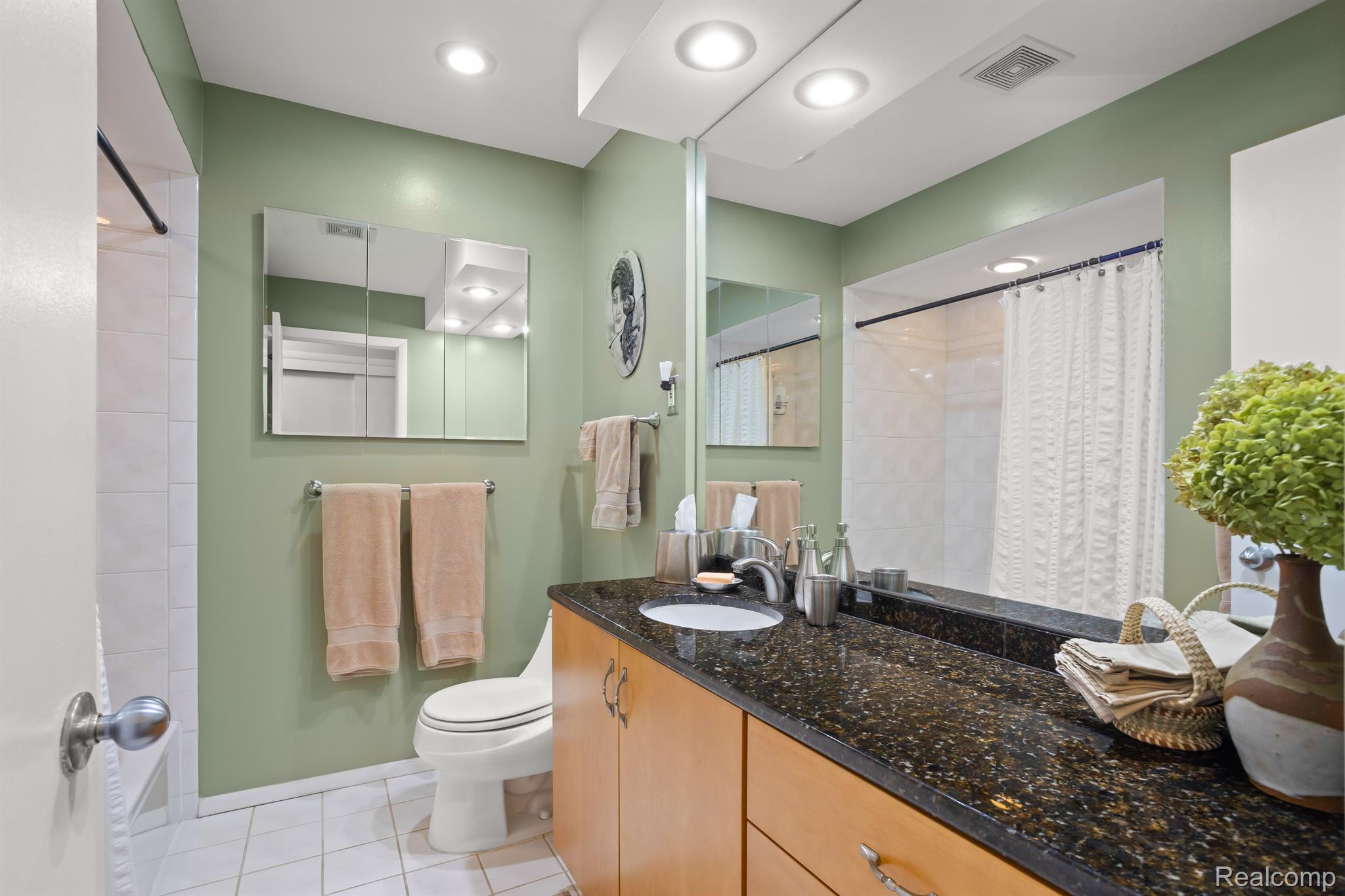 28424 Peppermill Road Farmington, MI 48331 - Photo 25 of 29 Full Bathroom with Shower/Tub Combo