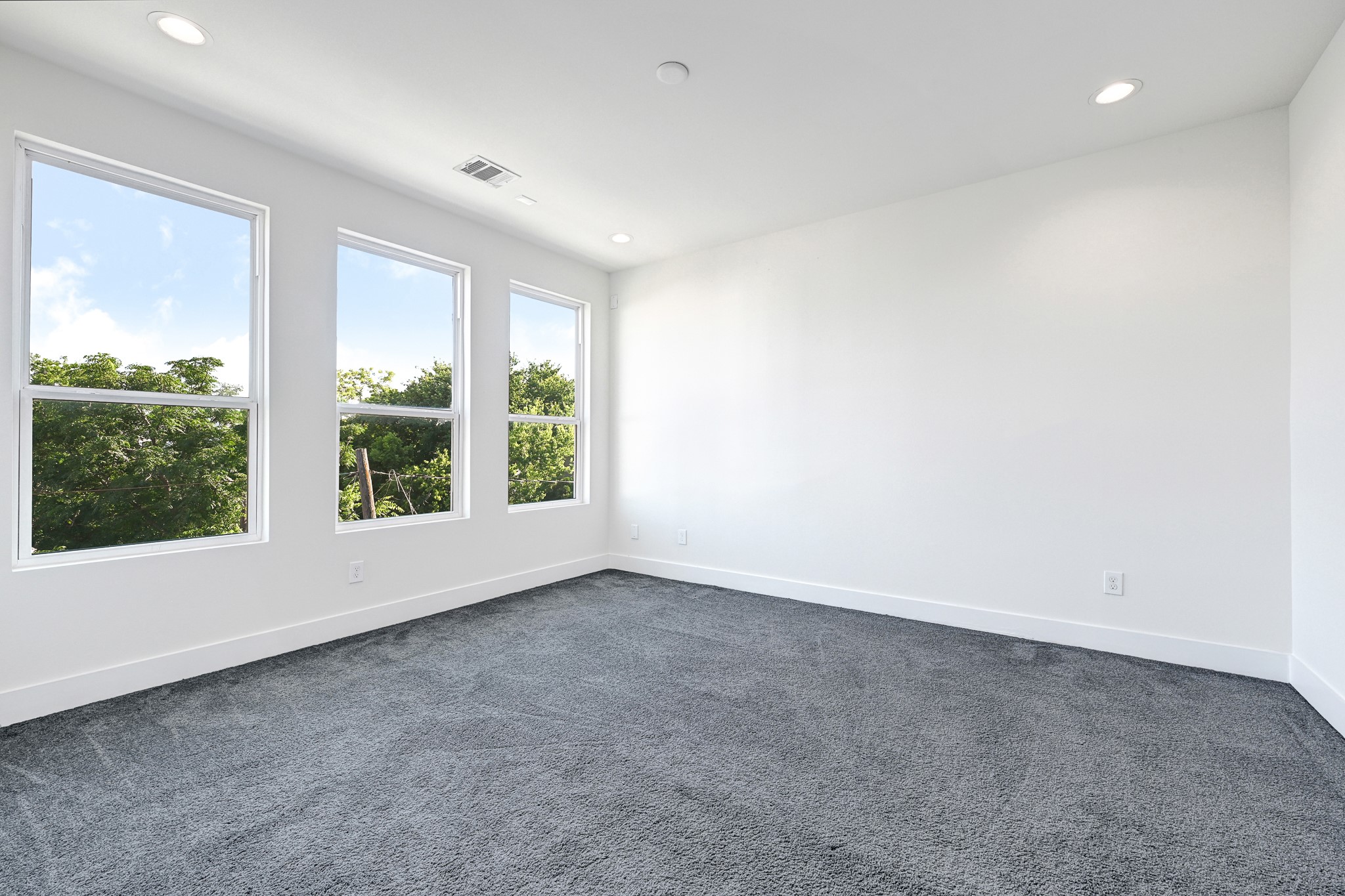 3313 Baer Street Houston, TX 77020 - Photo 22 of 26 en empty room with large windows