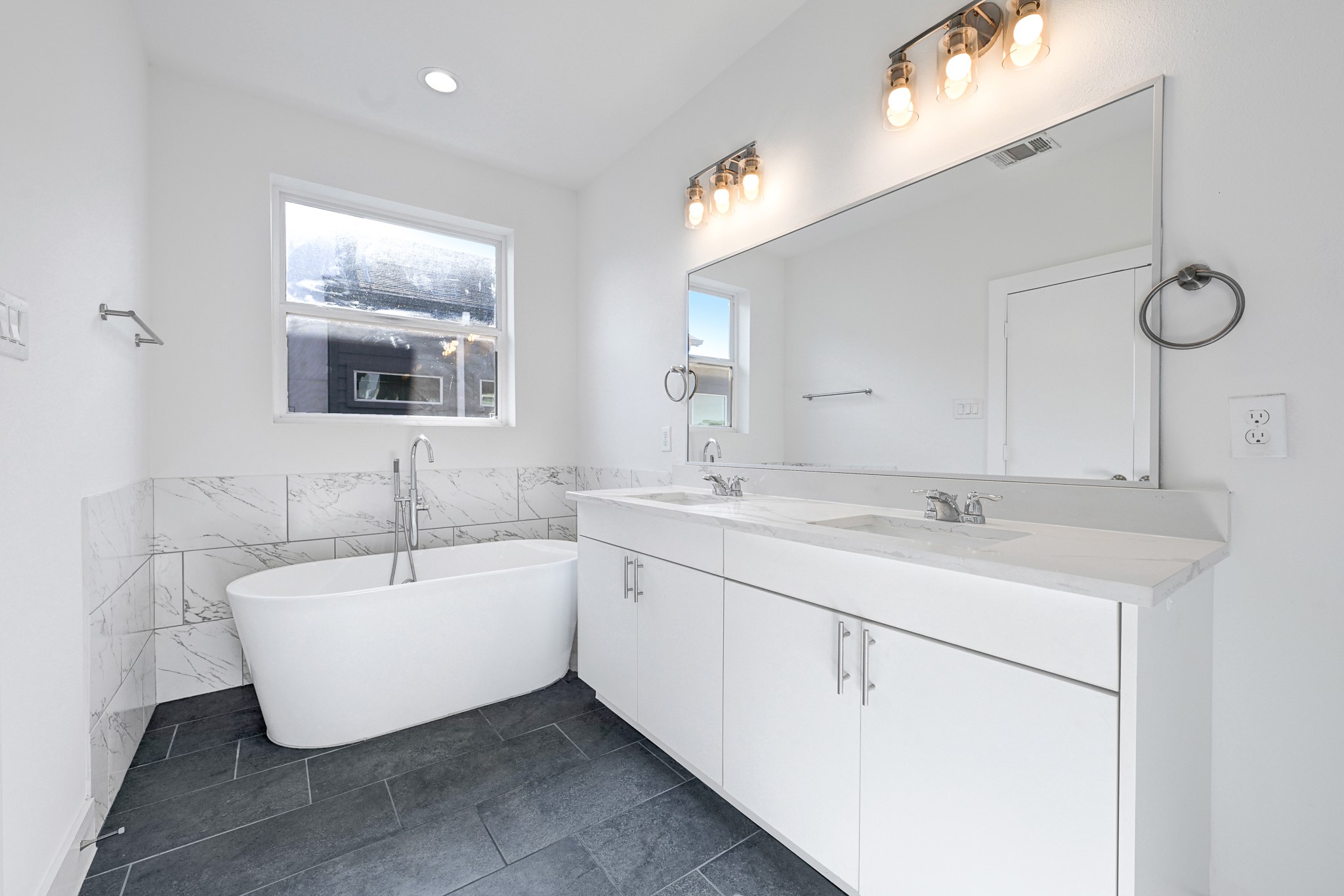 3313 Baer Street Houston, TX 77020 - Photo 25 of 26 a bathroom with a sink and mirror