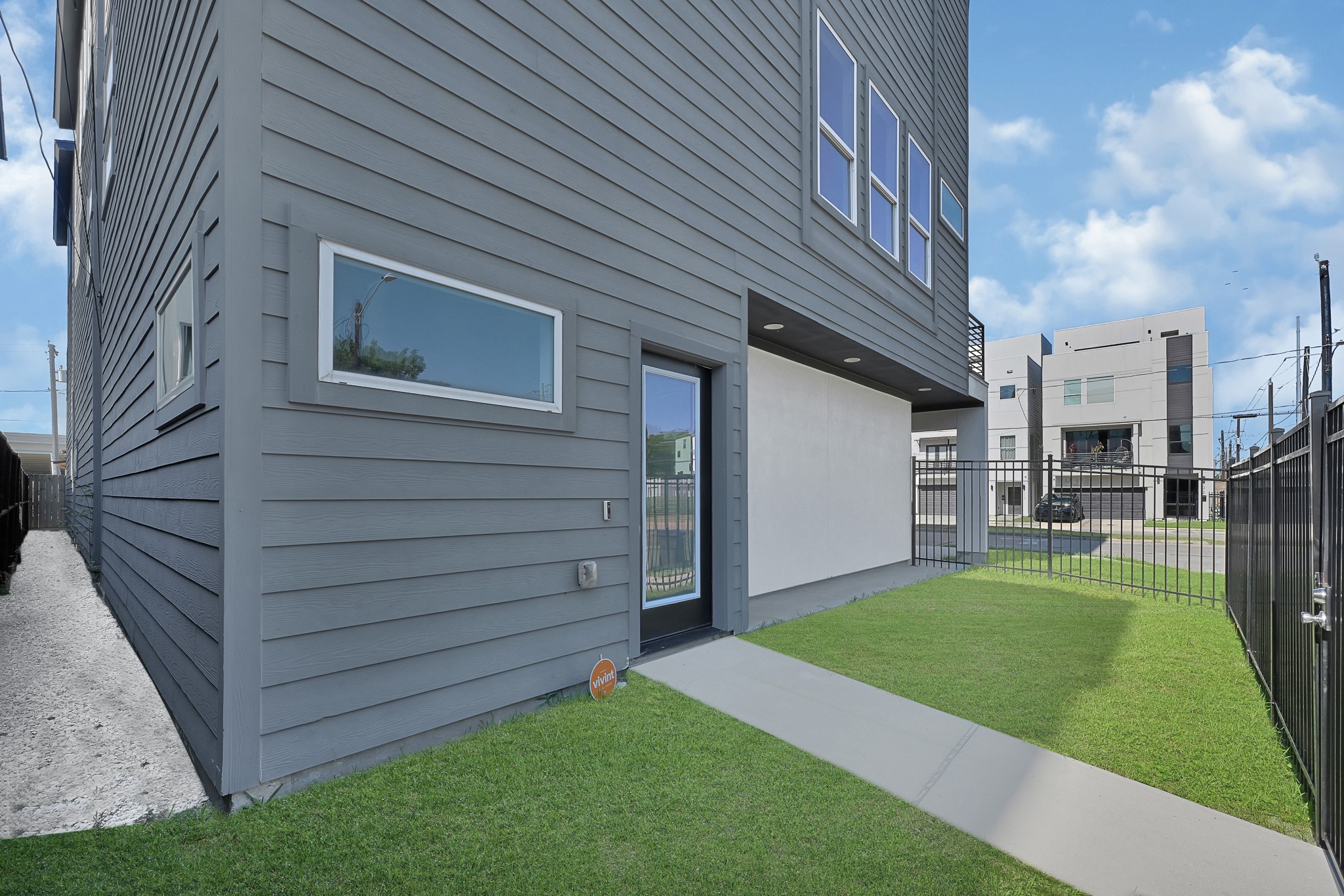 3313 Baer Street Houston, TX 77020 - Photo 4 of 26 a view of a backyard with a garden