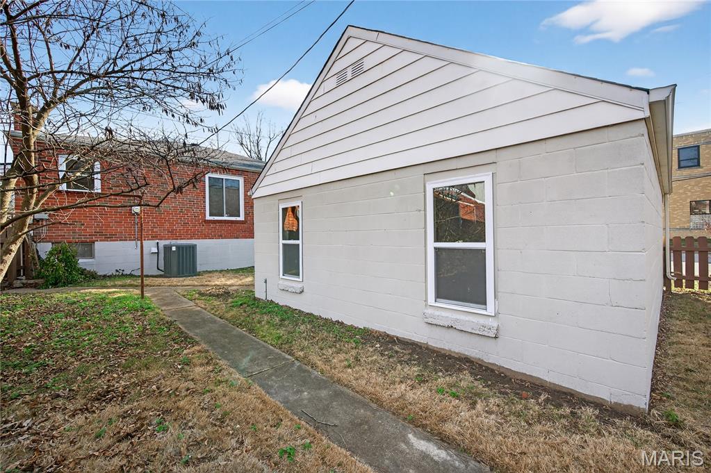 1051 North And South Road St. Louis, MO 63130 - Photo 2 of 40