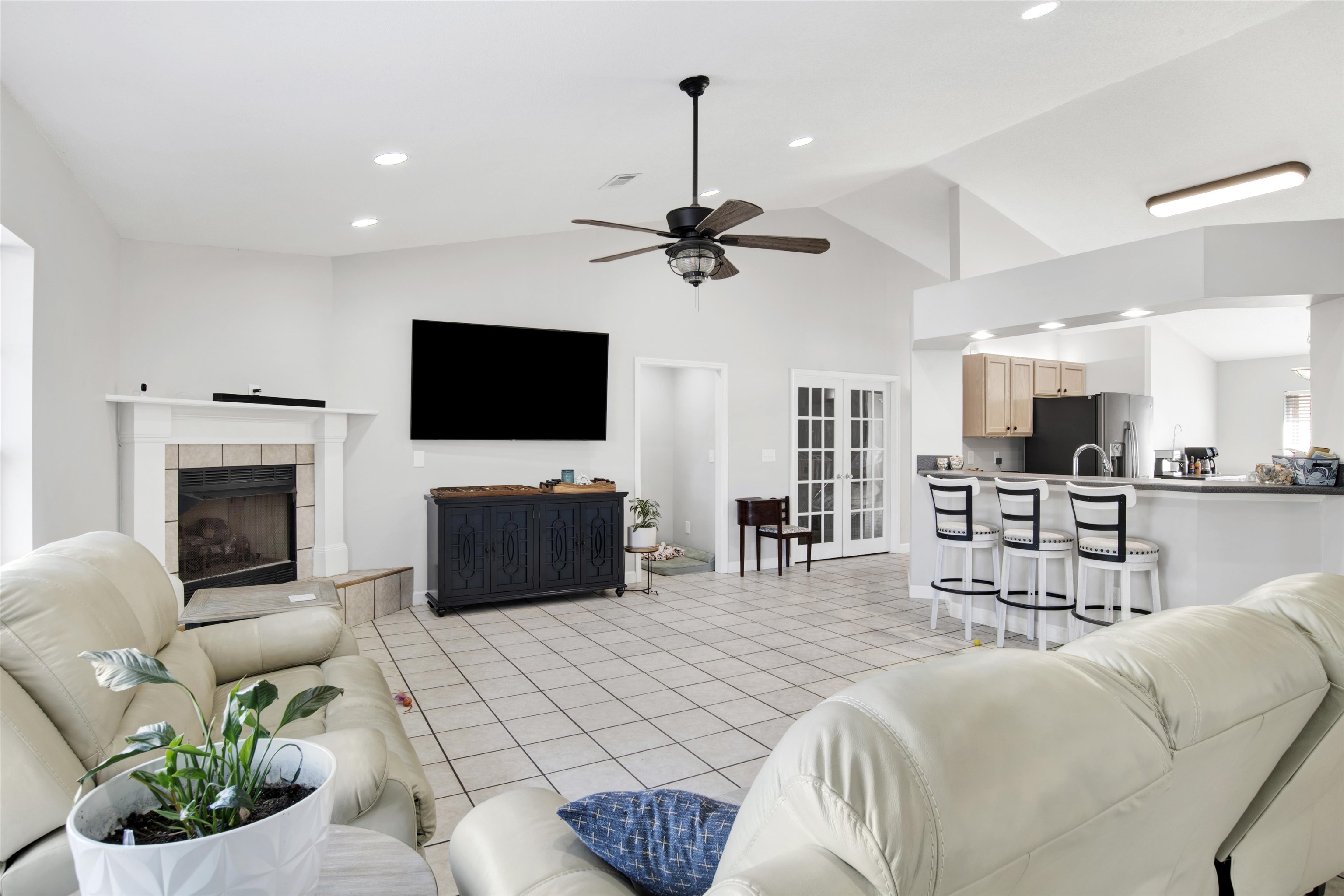 24605 Tarpon Lane Orange Beach, AL 36561 - Photo 12 of 36 Living Room